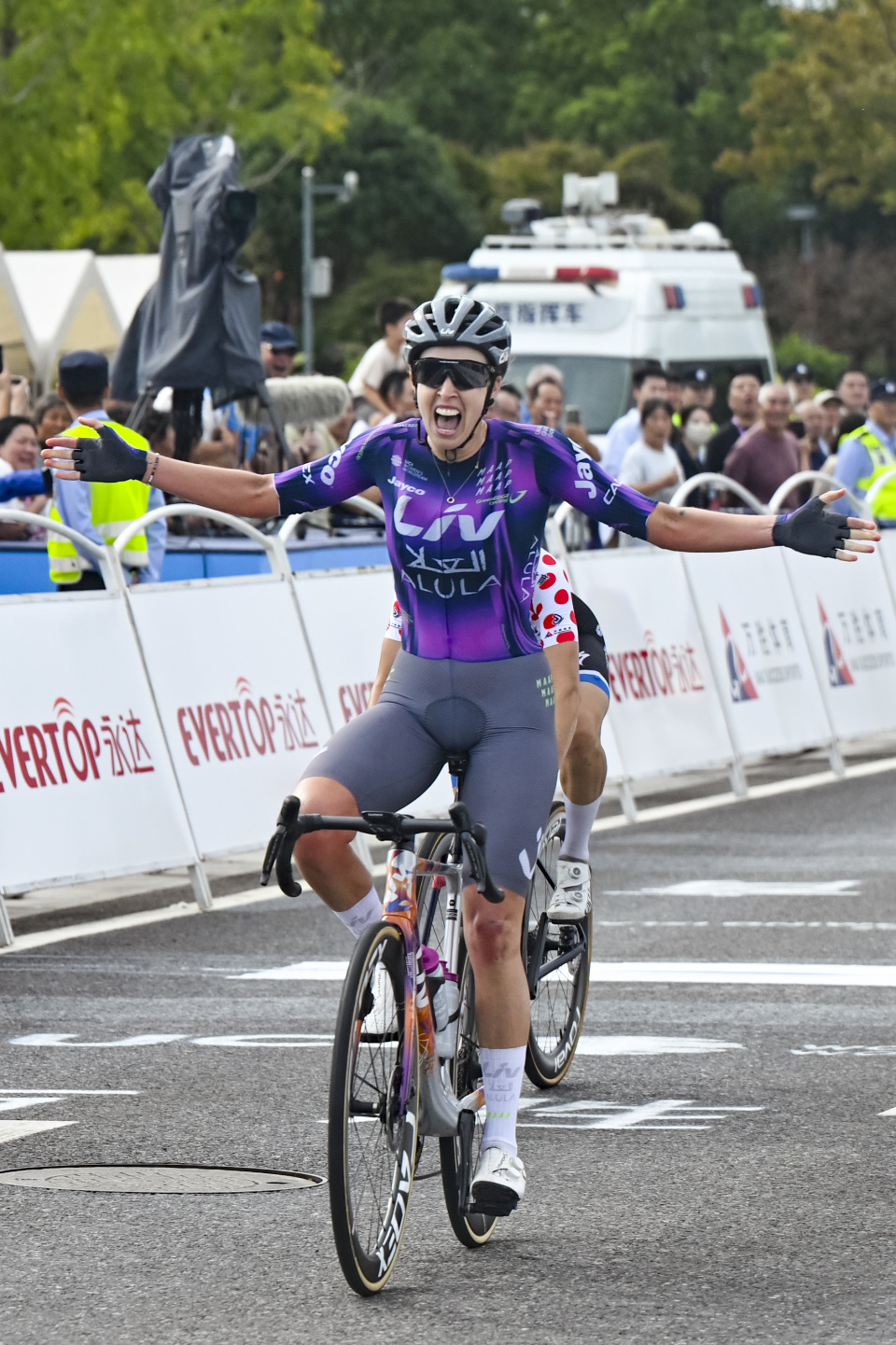 杰科车队车, 新华社记者